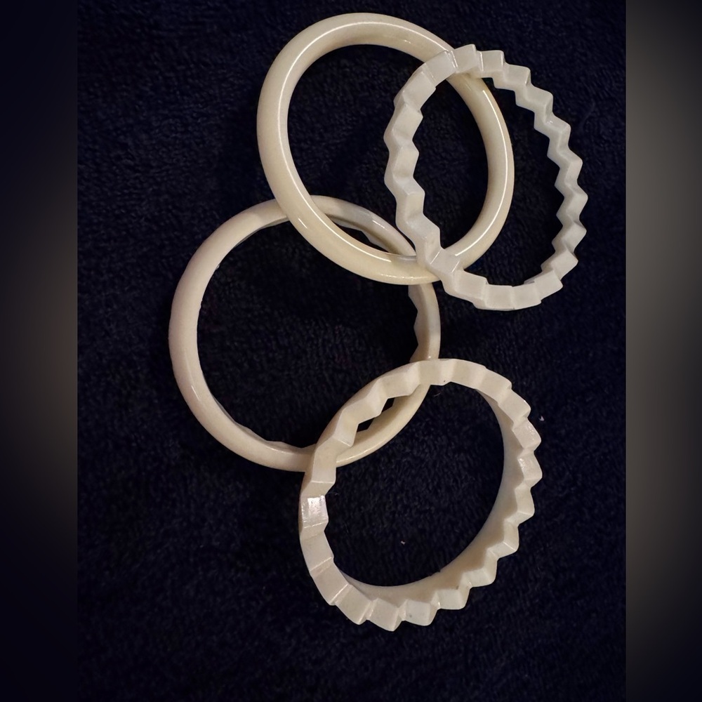 Set of 4 cream colored 80’s style Bangles